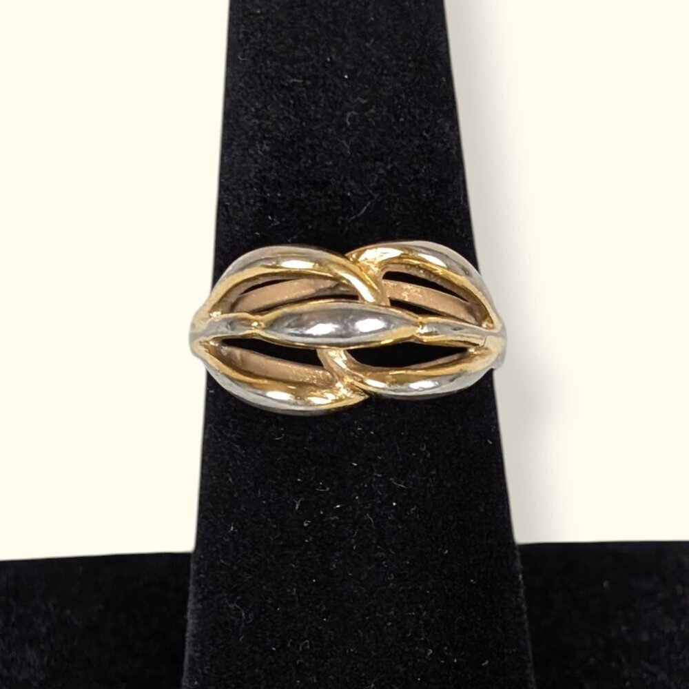 V. Twisting 18K HGE Cut Out Ring